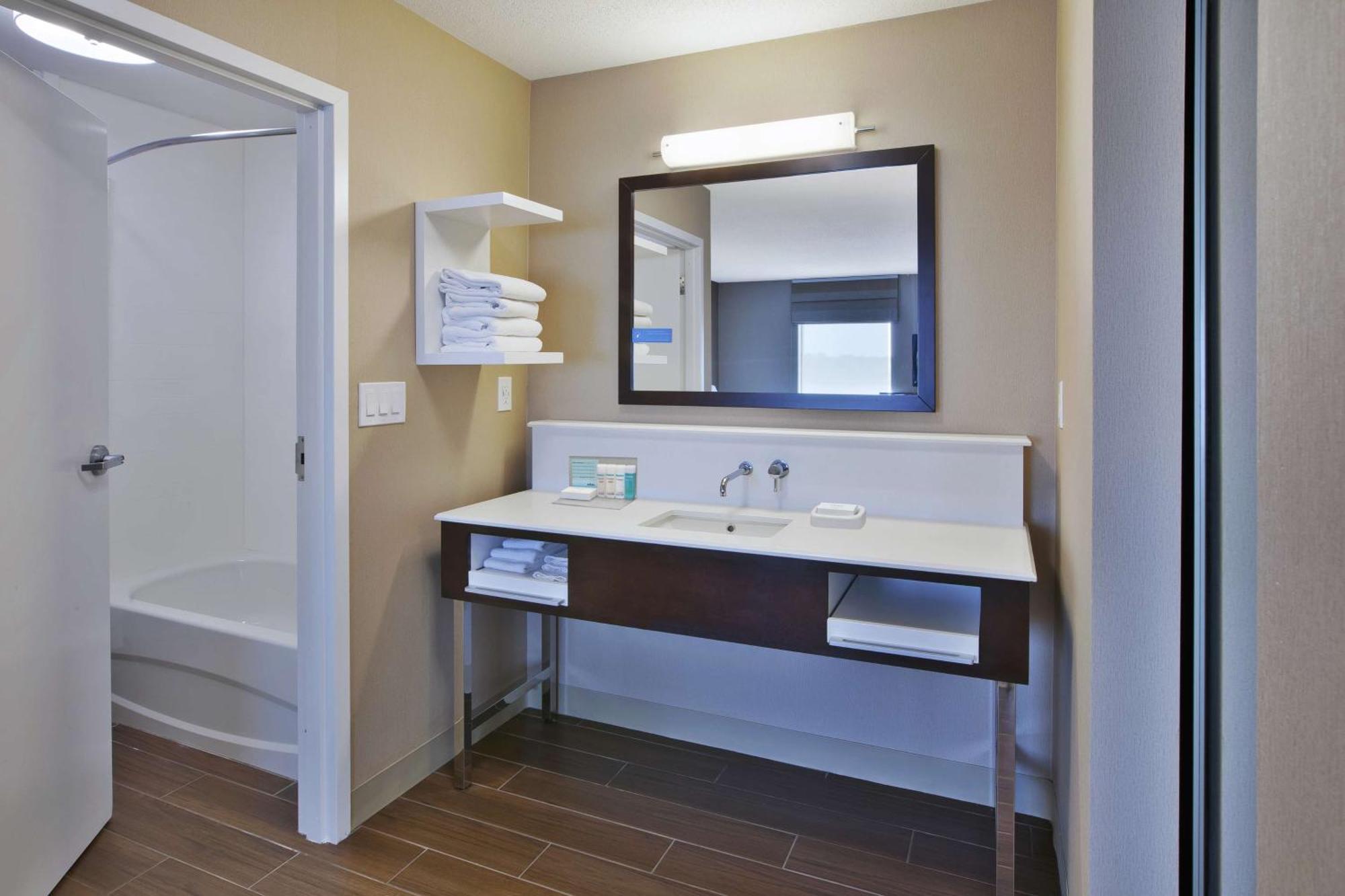 Hampton Inn Commerce/Novi Buitenkant foto